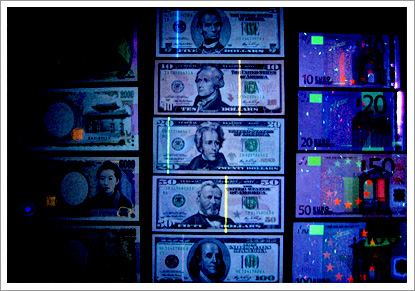 円、ドル、ユーロ紙幣と弊社375nmUV-LEDによる発光の様子